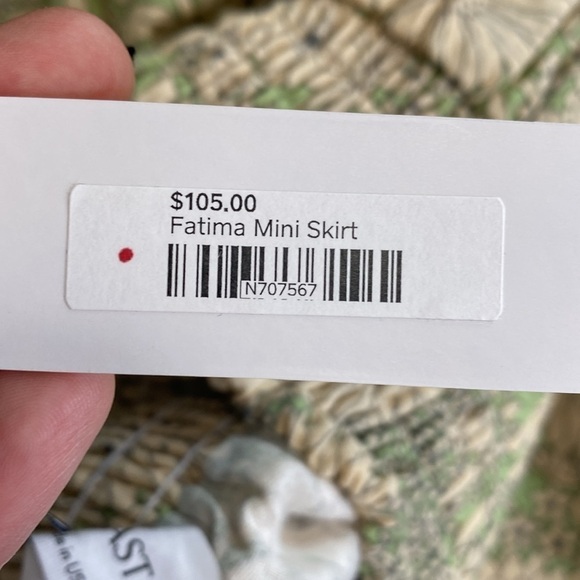 Self Contrast Fatima mini skirt NWT medium Daisy print - Picture 3 of 5